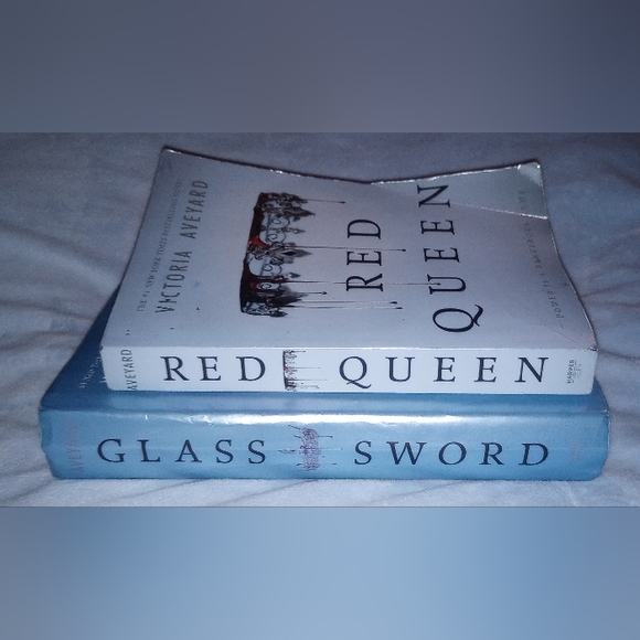 Red Queen Glass Sword by Victoria Aveyard - Picture 3 of 9